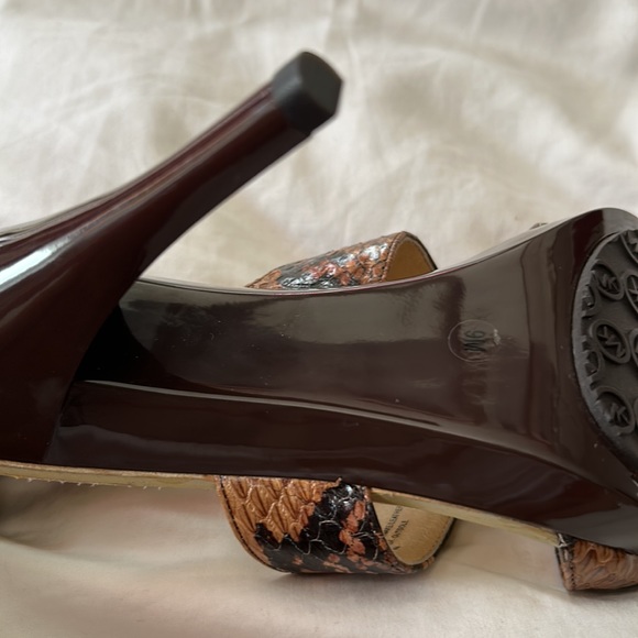 Michael Michael Kors Brown and Leopard size 9M shoes. - Picture 10 of 10